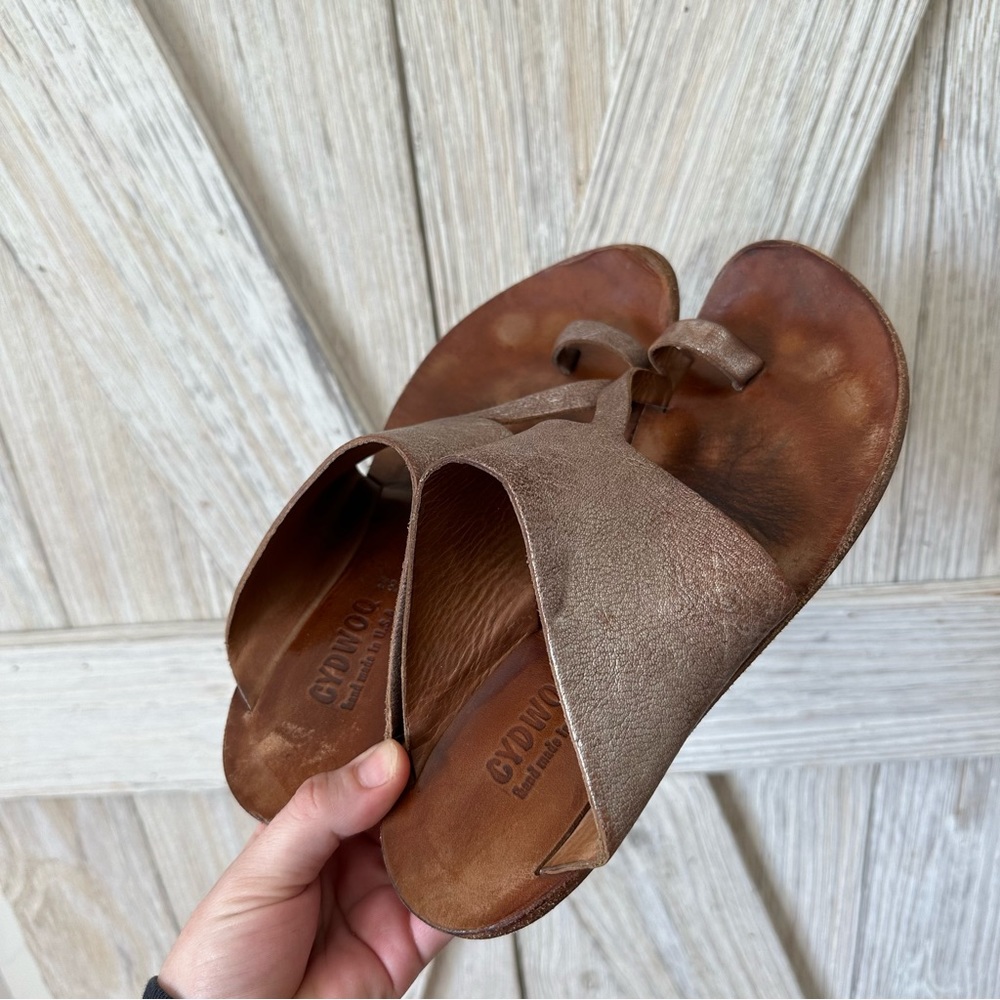 CYDWOQ Metallic Brown Leather Toe-Loop Sandals for Women